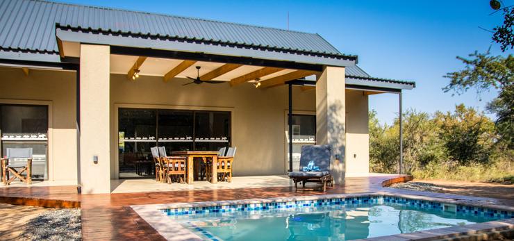 Deck, stoep and pool.